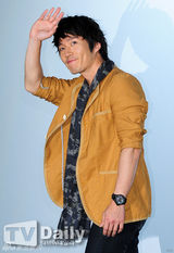 组图：韩星张赫办见面会 温柔笑容令粉丝着迷