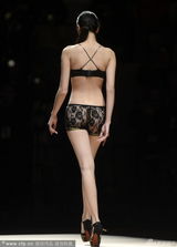 组图：中国内衣赛 嫩模穿薄纱秀臀春光无限