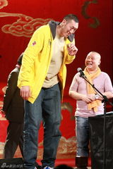 组图：增爱基金答谢相声晚会 汪小菲捧场郭德纲