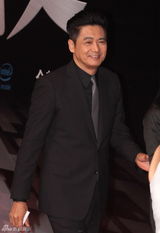 组图：2012新浪微博之夜红毯-发哥发嫂恩爱牵手