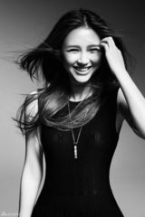 组图：唐艺昕黑白写真曲线玲珑气场逼人