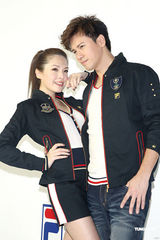 高清组图：李圣杰许玮宁合作拍照 为体育用品站台