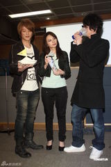 组图：F.I.R录音杀青获赠盐巴 飞期待解禁吃麻辣锅