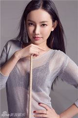 组图：童菲杂志大片秀身姿小露蛮腰