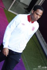 组图：李克勤直击英格兰备战 鲁尼植发茂密