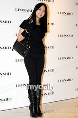 组图：金正恩宋智孝参加新品会 秀性感争奇斗艳