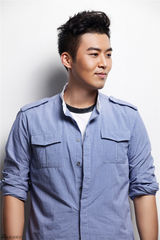 组图：王今铎笑容阳光展青春活力