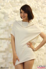 组图：吴亚馨拍宣传照秀美腿 似已走出过去阴影