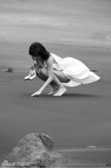 组图：日本模特杉本有美黑白沙滩写真