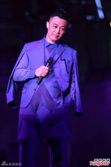 组图：陈奕迅演唱会化浓妆 搞怪献唱掀高潮