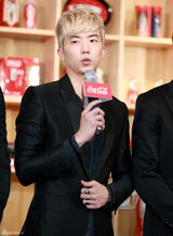 高清组图：韩组合2PM出席代言活动 穿正装帅气有型