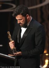 组图：《逃离德黑兰》获最佳影片 阿弗莱克吻妻