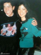组图：邓丽君与好友珍贵合影 青霞热吻成龙搂肩