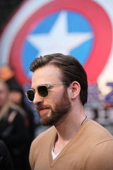 组图：《美国队长2》主创访华 斯嘉丽黑裙妩媚