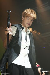 组图：八三夭开唱阿信站台 欲学谢和弦微博放料