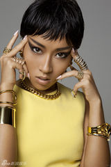 组图：吉克隽逸短发亮相 大胆露性感黑色内衣