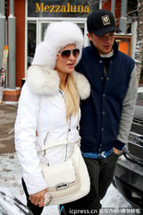组图：希尔顿与小男友甜蜜吃午餐 戴皮草帽积极防寒