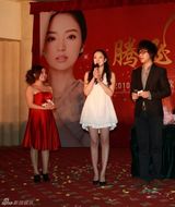 幻灯图：董璇健康形象受各方青睐 笑容迷倒粉丝