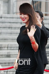 组图：百想红毯朴有天帅气 女星主打黑裙秀性感