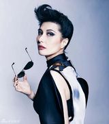 组图：何超仪另类造型登封面 摩登造型气质硬朗