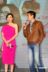 幻灯图集：小宋佳秀香肩 牵手于小伟演绎办公室恋情