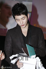 组图：朴施厚与粉丝共同收看《清潭洞》大结局