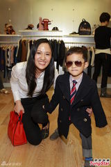 组图：黄泳霖有意追生 雷林静怡两女爱公主装