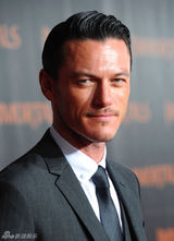 组图：《惊天战神》首映女星比美 米基洛克笑搂超模