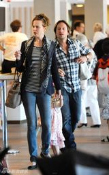 高清组图：妮可-基德曼全家返澳 全家三口秀幸福