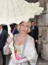 组图：Gaga挤乳沟扮日本艺妓 高举硕大贝壳伞