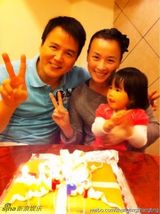 组图：张庭微博秀女儿萌照 可爱似樱桃小丸子