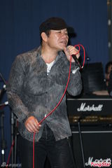 组图：赵传开个唱 黄嘉千性感露背现身力挺