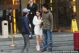 组图：李小璐穿短裙获贴心照顾 甜蜜依偎贾乃亮