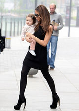 高清组图：维多利亚黑裙现身北京 小七嘟嘴可爱