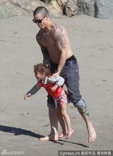 组图：洛佩兹海滩放松心情 一家其乐融融玩耍显童真