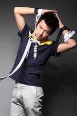 组图：全能艺人刘炎宣传照曝光 造型多变戴墨镜耍酷