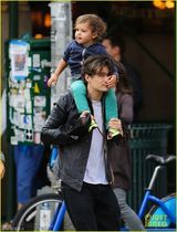 组图：奥兰多背爱子出游 小弗林调皮抠老爸鼻子