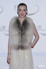 组图：周秀娜助阵香港毛皮时装展性感秀美胸