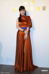 组图：周慧敏优雅亮相名流晚宴 穿长裙隐约秀美腿