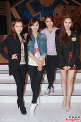 组图：陈智燊亮相拜神仪式 不介意女友性感出镜