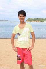 组图：候选港男与庄思敏等打排球 衣着保守不秀身材