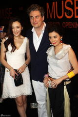 组图：刘嘉玲开夜店众明星捧场