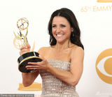 组图：朱莉-路易斯获艾美喜剧类最佳女主角