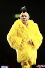 组图：big4开演唱会发红封包 互曝成员糗事