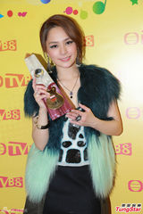 组图：金曲榜颁奖星光黯淡 张敬轩献主持处女秀