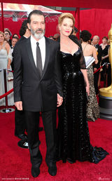 高清图：班德拉斯夫妇甜蜜亮相奥斯卡金像奖红毯