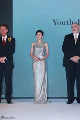 组图：黄奕着银礼服沪上惊艳亮相 典雅华贵光彩照人