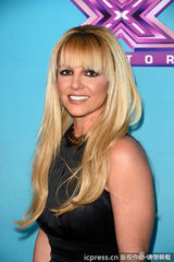 组图：布兰妮黑裙金链亮相记者会 秀巨钻女人味十足