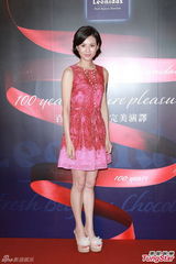 组图：李若彤小洋装显冻龄美体 喊话陈妍希加油