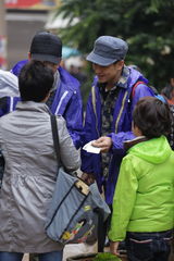 组图：爸爸去哪儿第六期海量图 萌宝帅爸卖菜忙